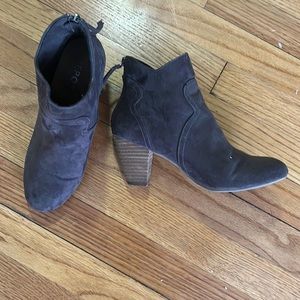 Report brand 7 1/2 brown suede booty
